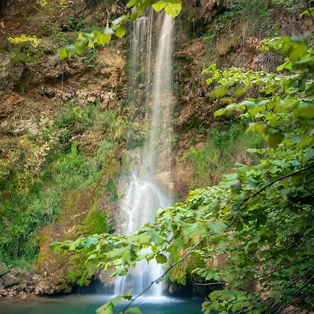 Restoran Lisine - Resavska Pecina بيت شباب Strmosten