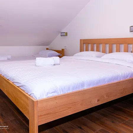 Hostel Restoran Lisine - Resavska Pecina Strmosten