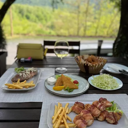 Restoran Lisine - Resavska Pecina Strmosten