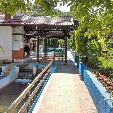 Restoran Lisine - Resavska Pecina Hostel Strmosten