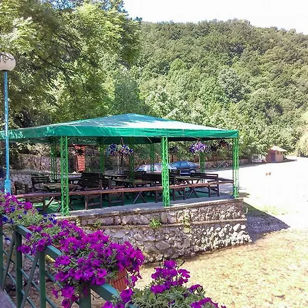 Restoran Lisine - Resavska Pecina بيت شباب *