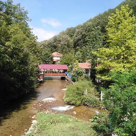 Restoran Lisine - Resavska Pecina بيت شباب Strmosten