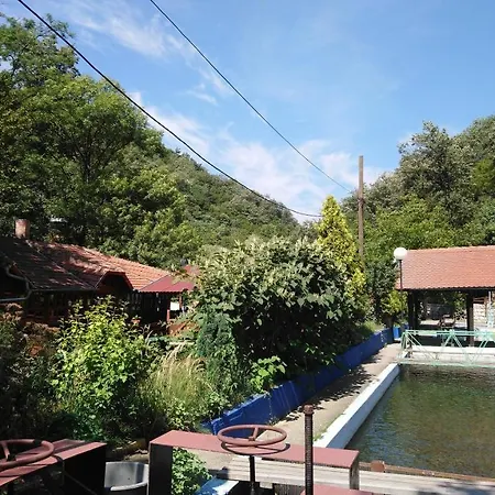 Restoran Lisine - Resavska Pecina بيت شباب Strmosten