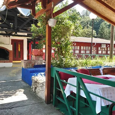 بيت شباب Restoran Lisine - Resavska Pecina Strmosten