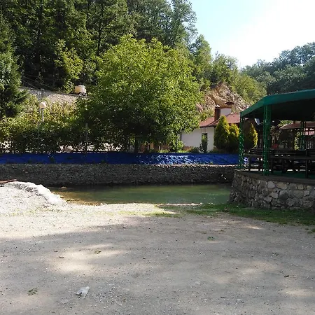 Restoran Lisine - Resavska Pecina بيت شباب Strmosten