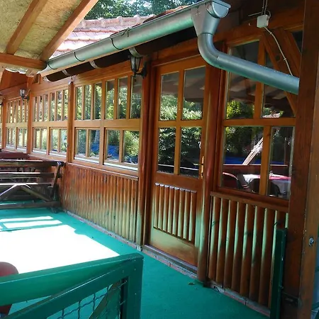 Restoran Lisine - Resavska Pecina بيت شباب Strmosten