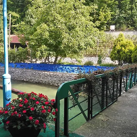 Restoran Lisine - Resavska Pecina بيت شباب Strmosten