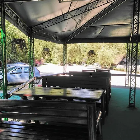 بيت شباب Restoran Lisine - Resavska Pecina *