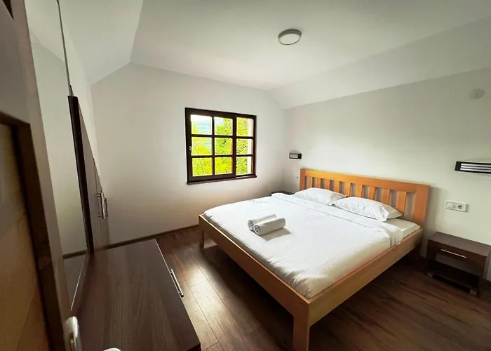 Restoran Lisine - Resavska Pecina Hostel Strmosten