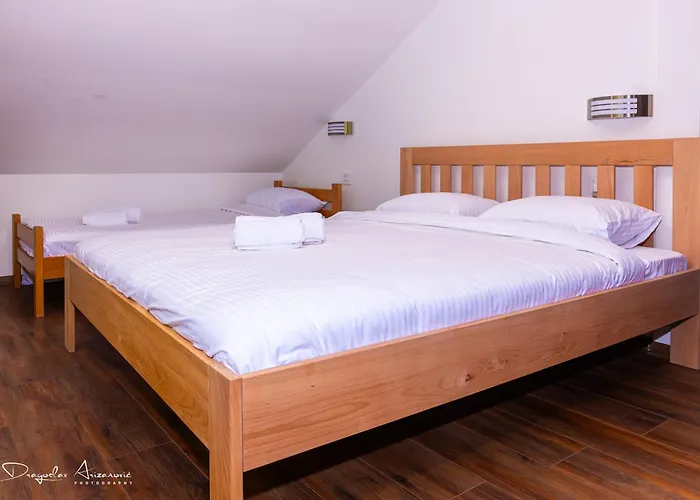 Hostel Restoran Lisine - Resavska Pecina Strmosten