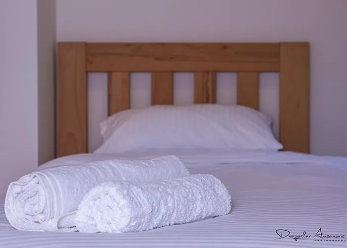 Restoran Lisine - Resavska Pecina Hostel *