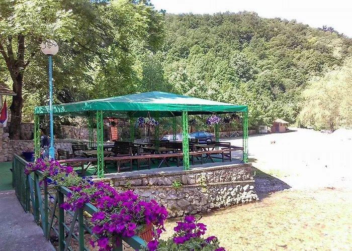 Restoran Lisine - Resavska Pecina Hostel *