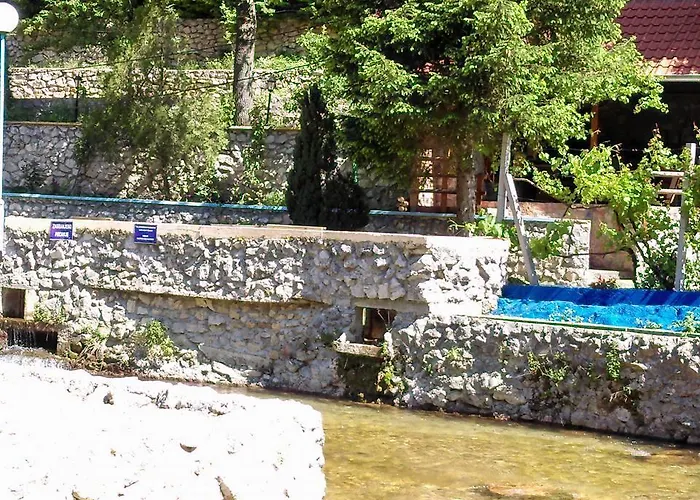 Hostel Restoran Lisine - Resavska Pecina Strmosten