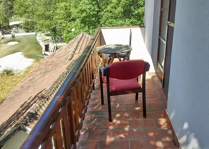 Restoran Lisine - Resavska Pecina Hostel Strmosten