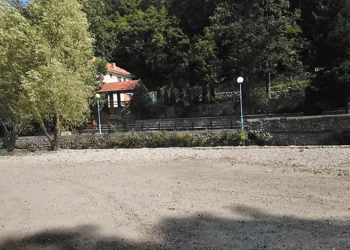 Restoran Lisine - Resavska Pecina Hostel Strmosten