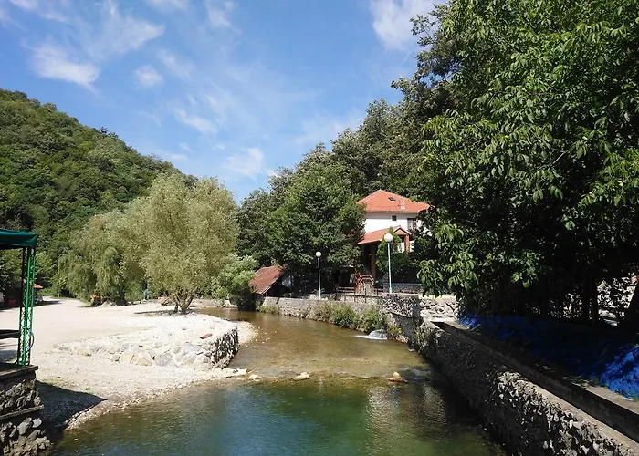 Restoran Lisine - Resavska Pecina * Strmosten