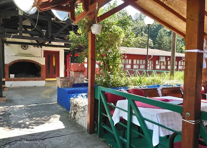 Hostel Restoran Lisine - Resavska Pecina Strmosten