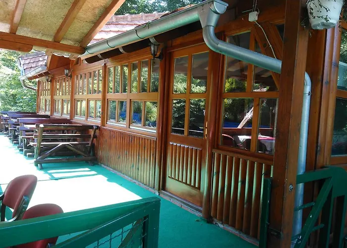 Restoran Lisine - Resavska Pecina Hostel Strmosten