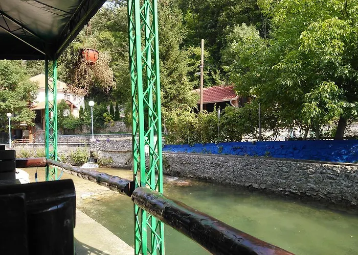 Hostel Restoran Lisine - Resavska Pecina Strmosten